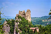 Sassi di Rocca Malatina, Rocca di Sotto ai piedi degli spettacolari torrioni rocciosi del Sasso di Sotto con il Campanile Alto e il Campanile Basso